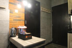 eine Küche mit einer Theke mit einer Kaffeemaschine darauf in der Unterkunft Homey 1BR at 15th Floor Apartment at Atlanta Residences By Travelio in Depok + 8 Fotos