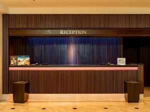 eine Hotellobby mit einem Empfangsschild an der Wand in der Unterkunft Art Hotel Kagoshima in Kagoshima + 37 Fotos