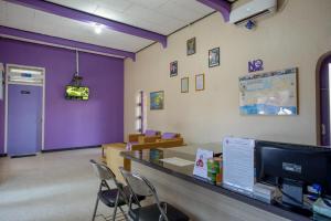 a waiting room with purple walls and chairs at RedDoorz near Stasiun Kebumen in Kebumen