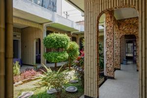 O grădină în afara RedDoorz near Stasiun Kebumen