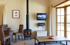 TV at/o entertainment center sa Berenbell Vineyard Retreat