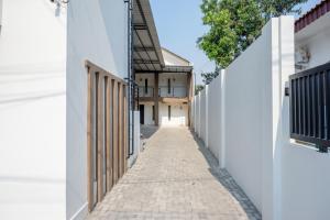 an alley in a house with white walls at RedDoorz Plus Syariah near Stasiun Tegal 2 in Tegal
