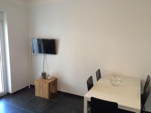 TV a/nebo společenská místnost v ubytování Apartments Madzari - Ciovo - Pool