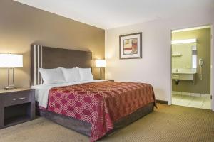 Кровать или кровати в номере Econo Lodge Inn and Suites Lethbridge
