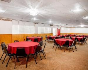 Restaurant o un lloc per menjar a Econo Lodge Inn & Suites