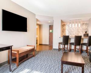 a living room filled with furniture and a tv at Greenstay Inn & Suites Court View in Springfield