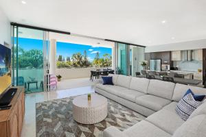 Sjónvarps- og/eða afþreyingartæki á Element on Coolum Beachfront Sunshine Coast