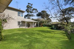 een huis met een grote tuin met een huis bij Ellis Cottage Sorrento plus Guest House in Sorrento