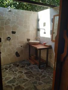 比拉的住宿－特瓦納礁石度假屋，一间带水槽和淋浴的浴室