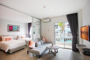 Postel nebo postele na pokoji v ubytování Recenta Suite Phuket Suanluang