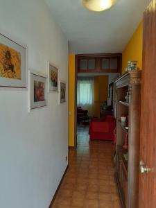 Il Melograno في بونتريمولي: ممر غرفة معيشة مع أريكة حمراء