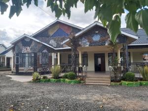 una casa con un edificio con palmeras en Sahara Gardens Bomet, en Bomet
