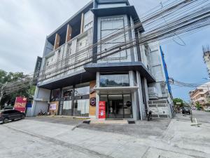 un edificio en una calle con un coche aparcado delante en RedDoorz Plus near Bangko Sentral Ng Pilipinas Davao en Dávao