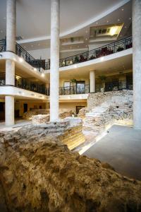 un gran edificio con columnas y un gran suelo de piedra en Arena Di Serdica Hotel, en Sofía