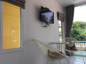 TV a/nebo společenská místnost v ubytování Koh Chang Havana Pool Villa