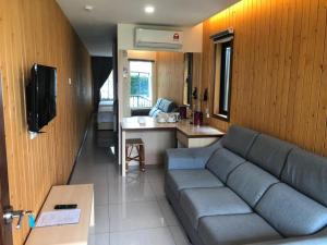 TV a/nebo společenská místnost v ubytování Kluang Container Swimming Pool Hotel