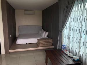 Postel nebo postele na pokoji v ubytování Kluang Container Swimming Pool Hotel