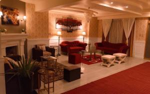 A seating area at Hotel Paradis Suite Cusco