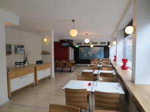 ヘスレホルムにあるHotel Göingehofのダイニングルーム(テーブル、椅子付)、教室が備わります。