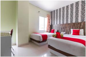 Tempat tidur dalam kamar di RedDoorz Plus @ Hertasning Area