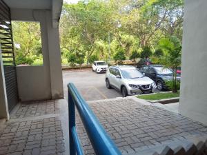 - une vue sur un parking avec des voitures garées dans l'établissement Aiman Homestay Port Dickson, à Port Dickson