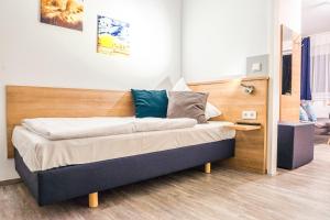 Postel nebo postele na pokoji v ubytování Sunny Hotel Straubing