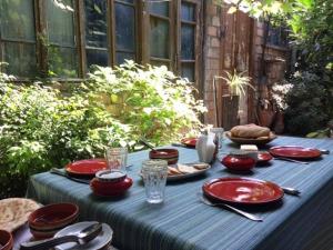 einem blauen Tisch mit roten Tellern und Utensilien darauf in der Unterkunft Hostel 48a in Tbilisi City