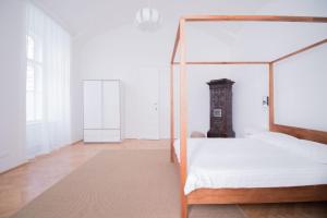 sypialnia z łóżkiem z drewnianą ramą w obiekcie HeyMi Apartments Stadtpark w Wiedniu