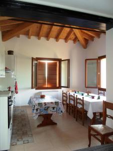 cocina con mesa y sillas en una habitación en Casa Ines, en Lonato