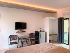 TV a/nebo společenská místnost v ubytování Petchngam Home Resort