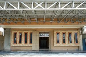 ein großes Gebäude mit einer großen Decke und Fenstern in der Unterkunft RedDoorz @ Jalan Pattimura Palu in Palu