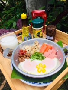un plato de comida sentado en una mesa con comida en Baan Sithepaban Guesthouse, en Phitsanulok