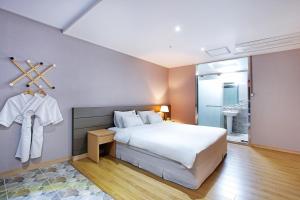 Un pat sau paturi într-o cameră la Dome Hotel Geoje