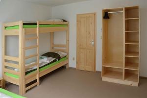 Giường tầng trong phòng chung tại Apartmány Na Stráži