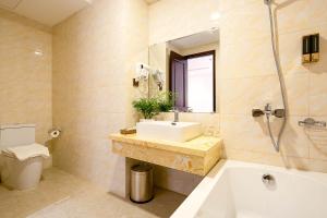 Koupelna v ubytování Roliva Hotel & Apartment Danang