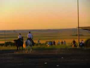 Hotel Cañada Real في فيلالباندو: مجموعة من الناس يركبون الخيول على طريق ترابي