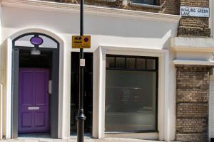 una porta viola sul lato di un edificio di Mulberry Flat 4 - Two bedroom 2nd floor by City Living London a Londra