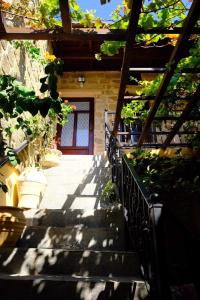 een trap naar een huis met een deur bij George & Alexandra's Apartments in Rhodos-stad