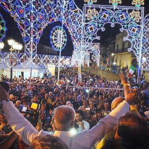 MazzarinoにあるCasa Principe Umbertoのクリスマスの光の前に立つ大勢