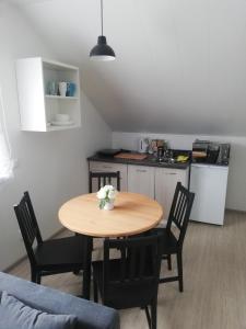 einen Tisch und Stühle in einer kleinen Küche mit einem Tisch in der Unterkunft Atostogų namai in Druskininkai