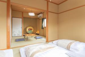 Letto o letti in una camera di Yachiyo - モトオコノミヤキヤ - BBQ OK & Pet Friendly - Self Check-In Only