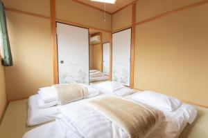 Letto o letti in una camera di Yachiyo - モトオコノミヤキヤ - BBQ OK & Pet Friendly - Self Check-In Only