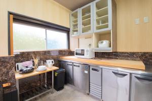 Cucina o angolo cottura di Yachiyo - モトオコノミヤキヤ - BBQ OK & Pet Friendly - Self Check-In Only