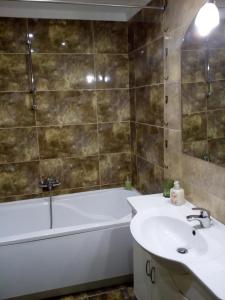 e bagno con vasca, lavandino e vasca. di Apartmán 23 v historickom centre Košíc a Košice