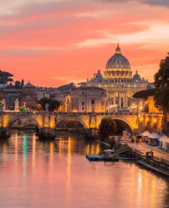 ローマにあるROMAN DREAM IIの大聖堂のある川上の橋の眺め
