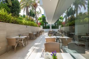 A restaurant or other place to eat at Globales Panamá - Adults Only