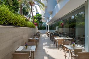 a row of tables and chairs at a restaurant at Globales Panamá in Palmanova