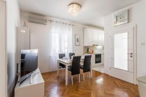 una cucina e una sala da pranzo con tavolo e sedie di Luxury apartment Karla a Spalato (Split)