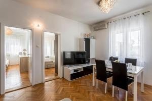 un soggiorno con tavolo da pranzo e TV di Luxury apartment Karla a Spalato (Split)