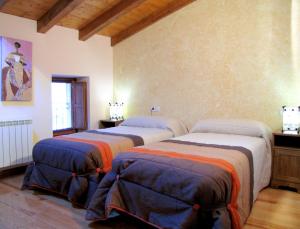 a bedroom with two beds in a room at Casa Rural Urandi I in Burgui